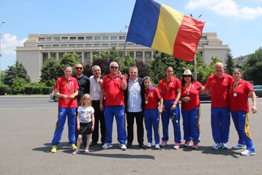 Medaliatele la CE de box de la Bucureşti au făcut un tur al Capitalei în limuzină