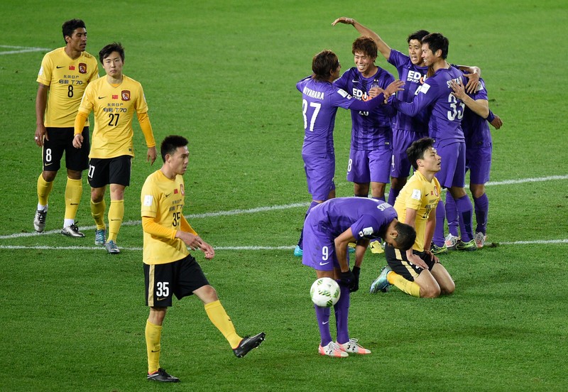 epa05076160 Team members of Sanfrecce Hiroshima celebrate the win after the third place match of the FIFA Club World Cup 2015 between Sanfrecce Hiroshima and Guangzhou Evergrande in Yokohama, south of Tokyo, Japan, 20 December 2015. EPA/FRANCK ROBICHON