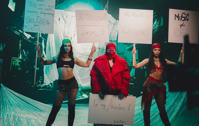 Cristina Stroe, soția lui Damian Drăghici, lansează „Dă și tu din”, un manifest muzical gipsy-pop-electronic. „Nu mă gândesc dacă mă place sau nu cineva”