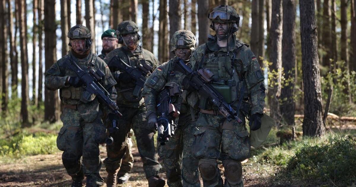 Membrii unei unități de infanterie mecanizată a Bundeswehr-ului, forțele armate germane, participă la exercițiul militar „National Guardian” desfășurat pe terenul de antrenament pentru tancuri al Bundeswehr-ului, pe 18 aprilie 2024, în Münster, Germania.
