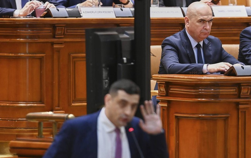 Încăpățânarea lui Ilie Bolojan a supărat PSD, George Simion profită, iar românii sunt obosiți după ani de scandaluri de corupție, scrie Politico