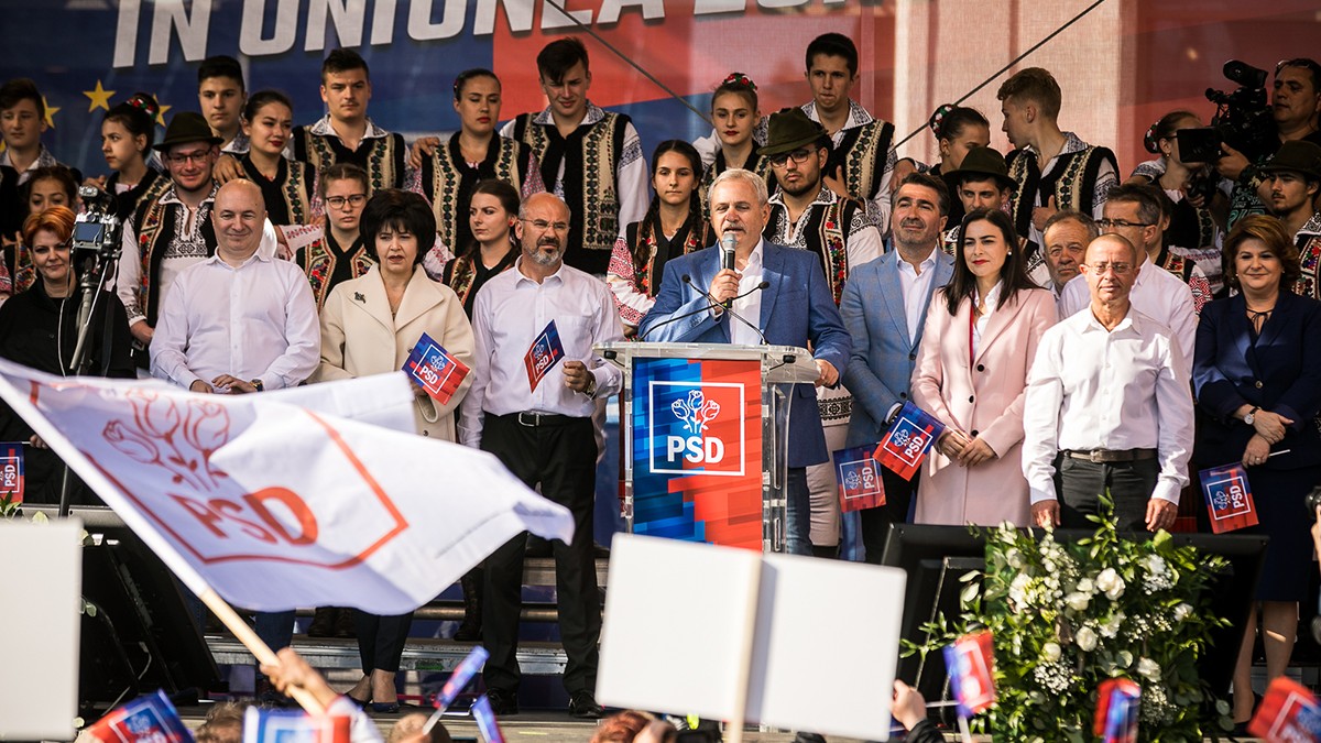 Liviu Dragnea, înconjurat de candidații PSD la europarlamentare