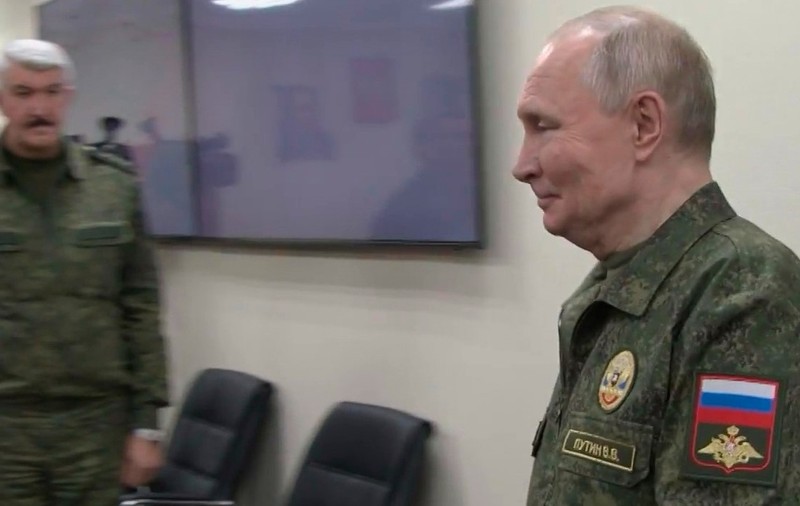 Putin s-a îmbrăcat în uniformă de comandant suprem și apoi s-a lăudat că are o nouă rachetă nucleară cu rază nelimitată de acțiune: „Am reușit să-i informăm pe colegii americani”