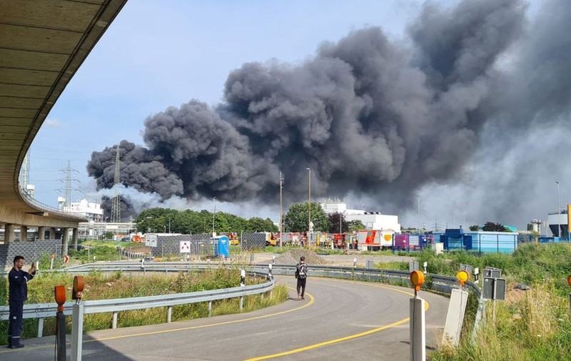 Explozie la o uzină chimică din orașul german Leverkusen. Două persoane au murit și cinci sunt dispărute