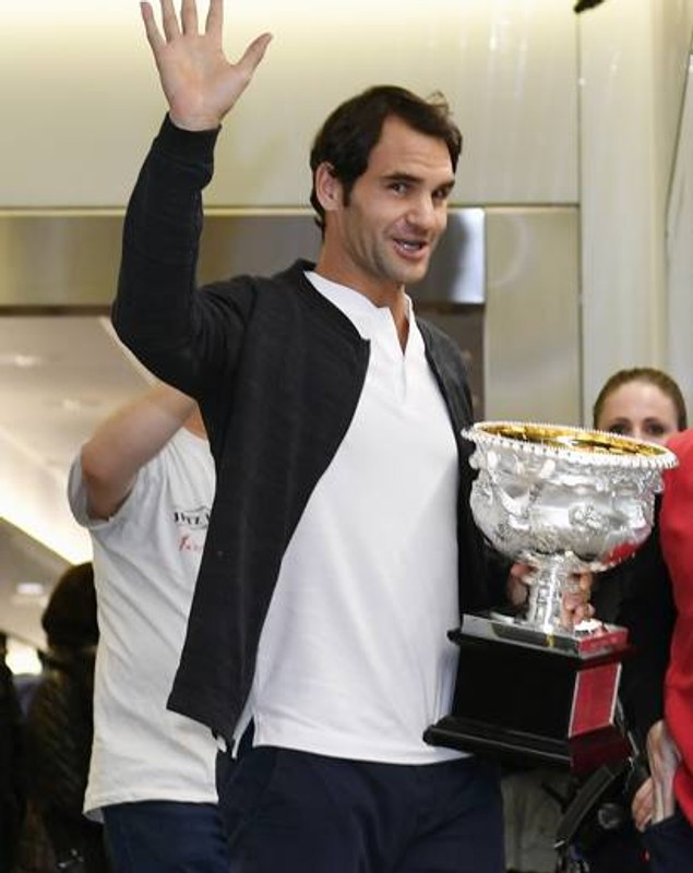 Federer s-a întors acasă. La aeroport, a făcut baie de mulțime. Revine pe teren peste o lună / GALERIE FOTO