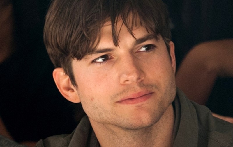 Ashton Kutcher îl va interpreta pe Steve Jobs într-un film