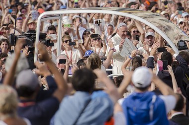 Papa Francesco se întâlnește cu credincioșii în Piazza Vittorio Emanuele din Torino, Italia. Foto: Shutterstock