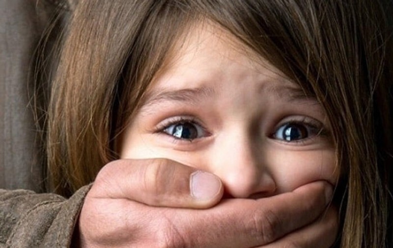 Caz șocant de pedofilie în Franța: un chirurg ar fi abuzat sexual 250 de copii