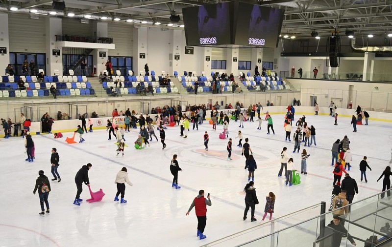 Intrare gratuită la patinoarul Berceni Arena din București. Programul pentru public în perioada 17-22 decembrie 2024