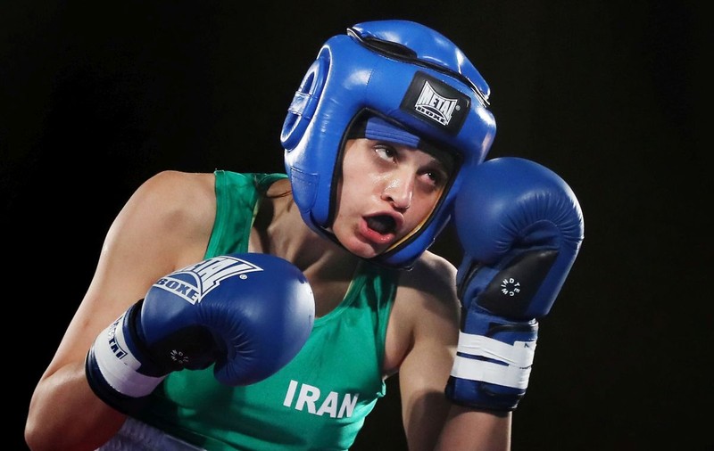 Prima femeie din Iran care a boxat într-un meci oficial riscă să fie arestată din cauza echipamentului pe care l-a purtat