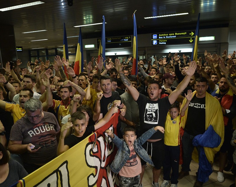 VIDEO | S-au întors eroii. Naționala de tineret, așteptată de sute de fani la aeroport