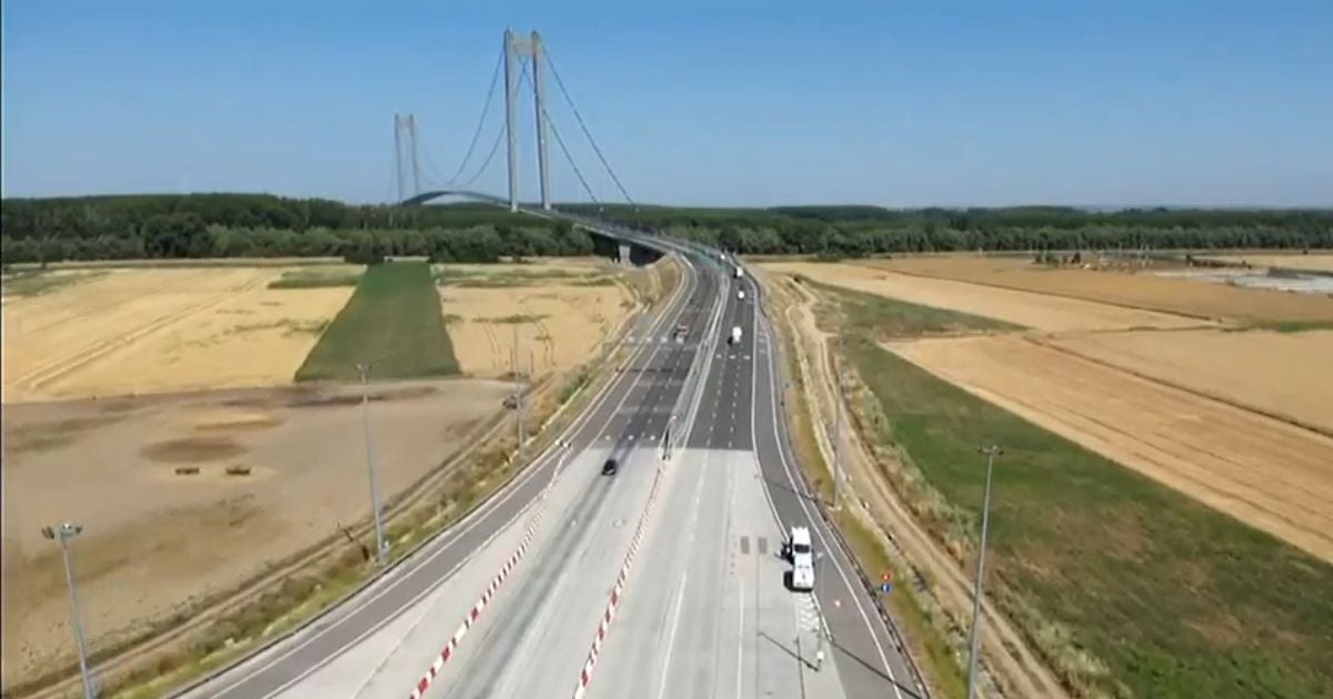 podul de peste dunăre care leagă Brăila de Tulcea, văzut de sus, cu mașini pe el