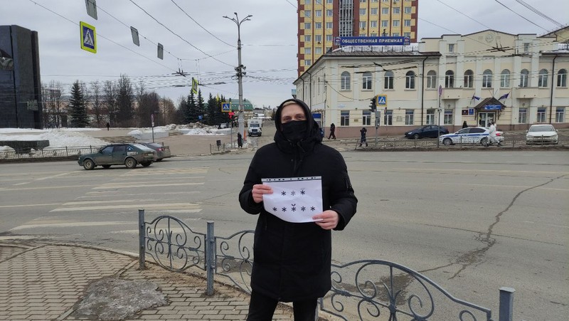 Activistul Ivanovo Mihail Gusev ținând în mână afișul cu 8 stele