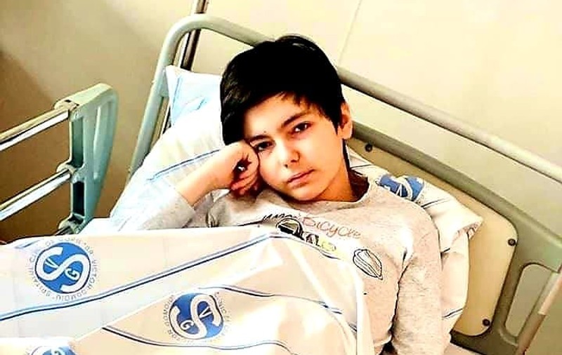 Viața lui Liviu, olimpic la engleză, depinde de un tratament în Austria. Băiatul care suferă de morbus osler, cancer și hidronefroză are nevoie de 20.000 de euro pentru a fi salvat