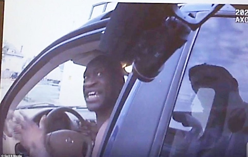 VIDEO  |  Imagini surprinse de polițiști în timpul arestării lui George Floyd au fost publicate de presa britanică. “Te rog, nu mă împușca, omule. Tocmai mi-am pierdut mama”