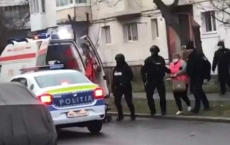 Comisarul care a coordonat acțiunea Poliției la Onești, unde au fost uciși doi oameni, a fost dus de urgență la spital