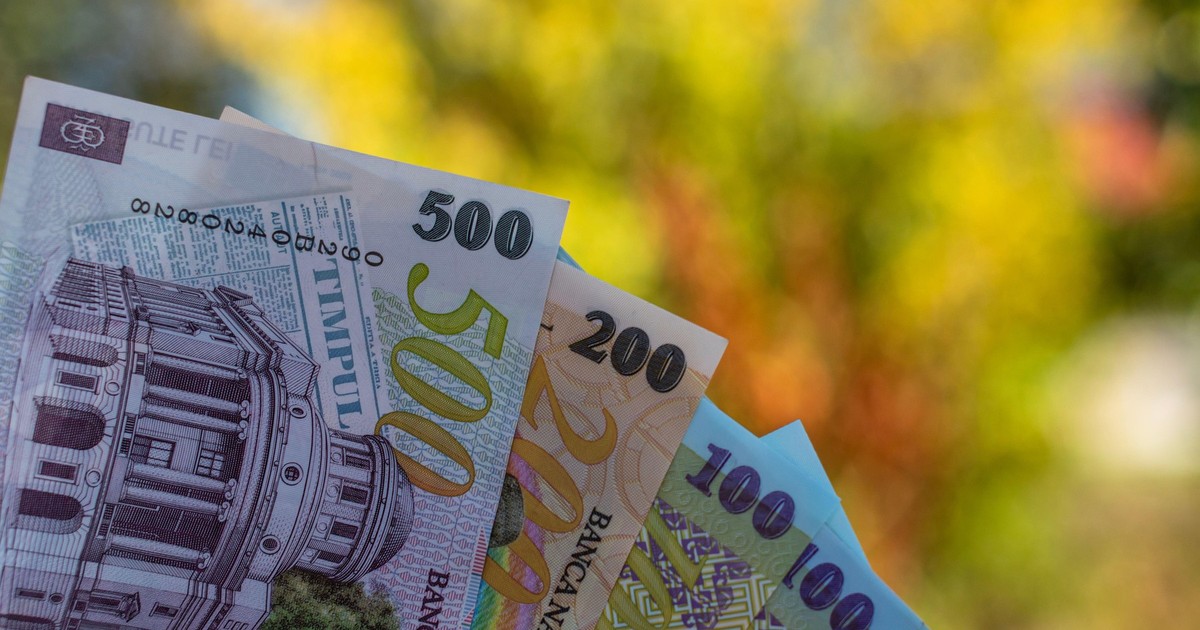 Imagine cu bancnote de 500, 200 și 100 de lei ținute în formă de evantai