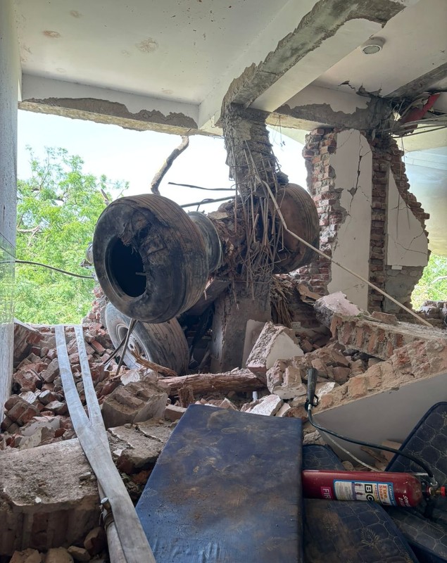 Zborul Air India, de la decolare la prăbușire: imagini cu avionul părăsind pista, înainte de a lovi o clădire rezidențială