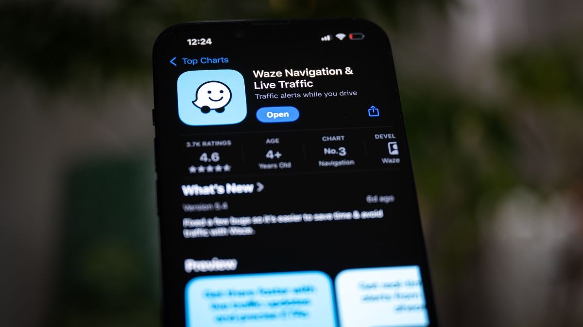 Pagina de descărcare a aplicației Waze din AppStore, deschisă pe ecranul unui iPhone.