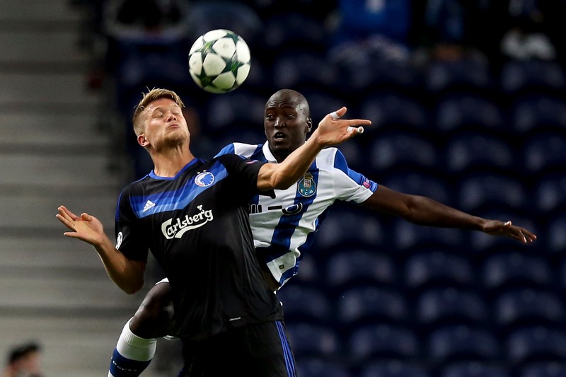 Danilo, de la Porto, in cu Andreas Cornelius (în negru. Foto: EPA