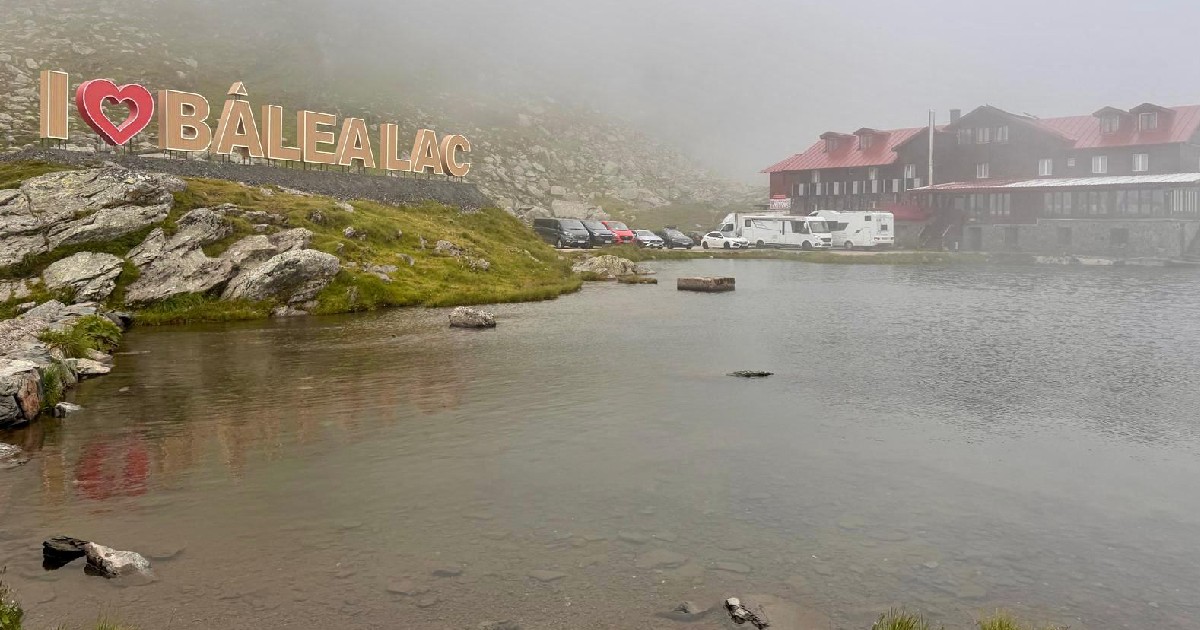 Semnul „I love (o inimă roșie n.r.) Bâlea Lac”, amplasat într-o rezervație naturală