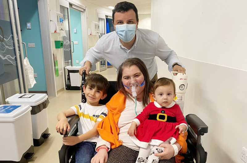 Nicoleta, Eduard, Thea și Mike, soțul ei, la externarea din spital. Foto: royalpapworth.nhs