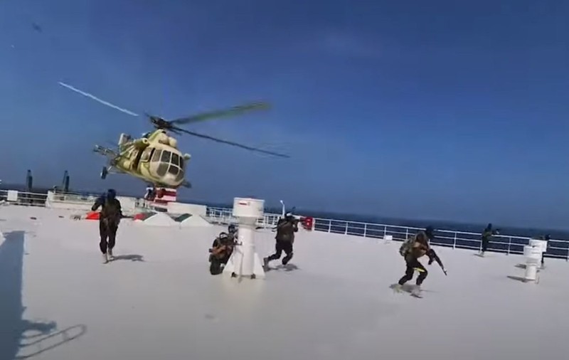 Momentul în care rebelii houthi descind din elicopter și iau cu asalt nava cargo din Marea Roșie pe care se află și un român. VIDEO