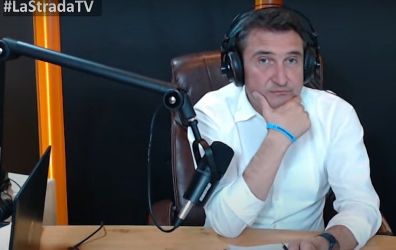 Primarul Aradului, Călin Bibarț, surprins în direct la TV de cutremurul de marți seara. „Se vede cum se mișcă microfoanele și toate”
