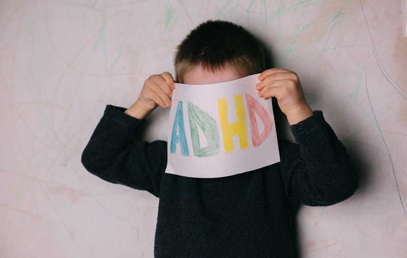 Copil diagnosticat cu ADHD, refuzat de toate școlile din Satu Mare. Are IQ-ul prea mare și nu e primit nici la școlile speciale