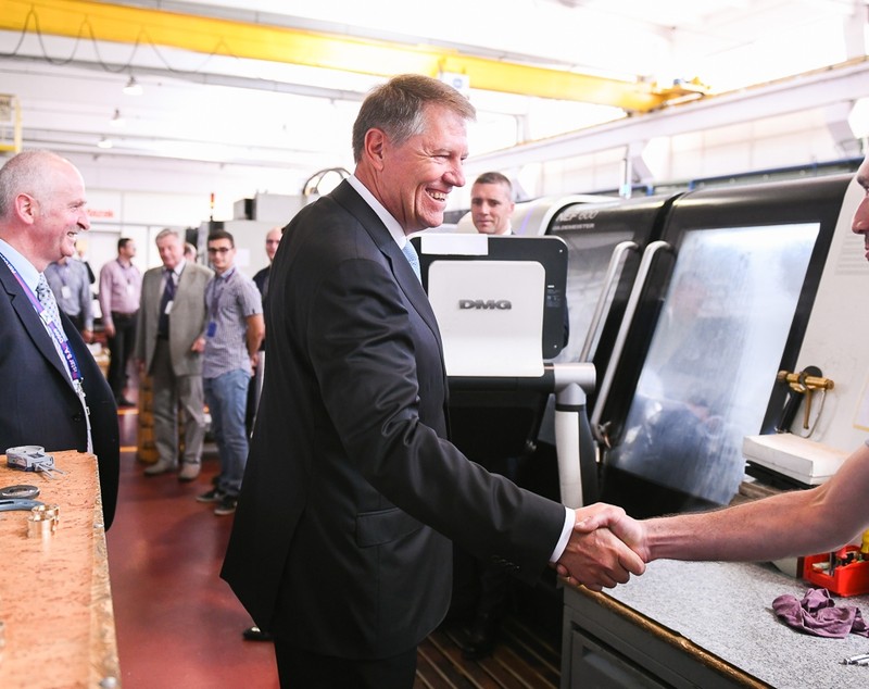 UPDATE. Președintele Klaus Iohannis a vizitat Aerostar SA:  Mi-aş dori să câştige contracte în continuare şi în domeniul militar