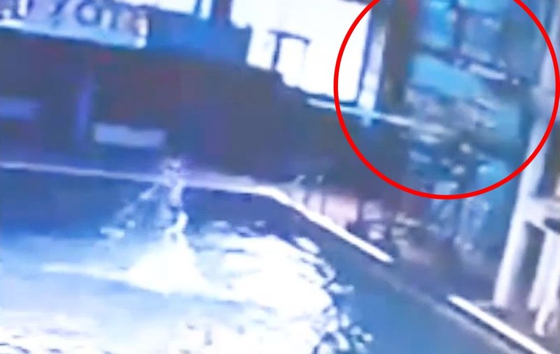 IMAGINI ŞOCANTE! Fetiţa rănită la ora de înot a fost împinsă de pe trambulina de 5 metri de un alt copil | VIDEO