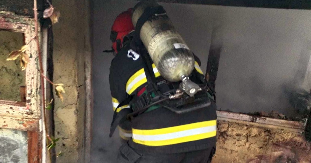 Imagine cu un pompier stingând incendiul din Dolj