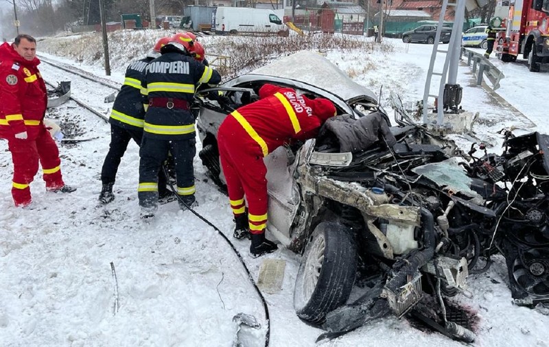 Mașină făcută praf la Poiana Țapului, lângă Bușteni, unde a fost lovită de două trenuri de călători. Un copil de 12 ani, printre victime