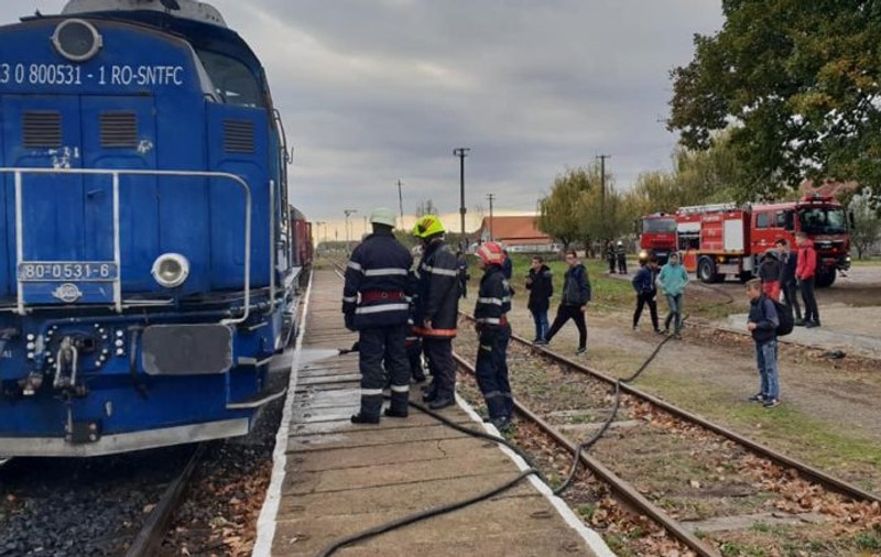 Incendiu într-un tren! 30 de călători s-au evacuat singuri după ce au constatat că iese fum din vagon