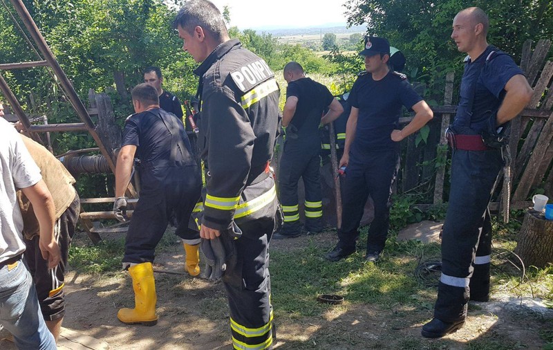 Bărbat acoperit de un mal de pământ în Ionești, județul Vâlcea. Pompierii intervin la fața locului | FOTO ȘI VIDEO
