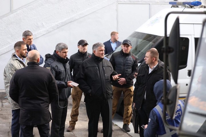 Ministrul de Interne din Ucraina, Arsen Avakov (centru)