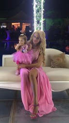Sânziana Buruiană și fetița ei, Izabela