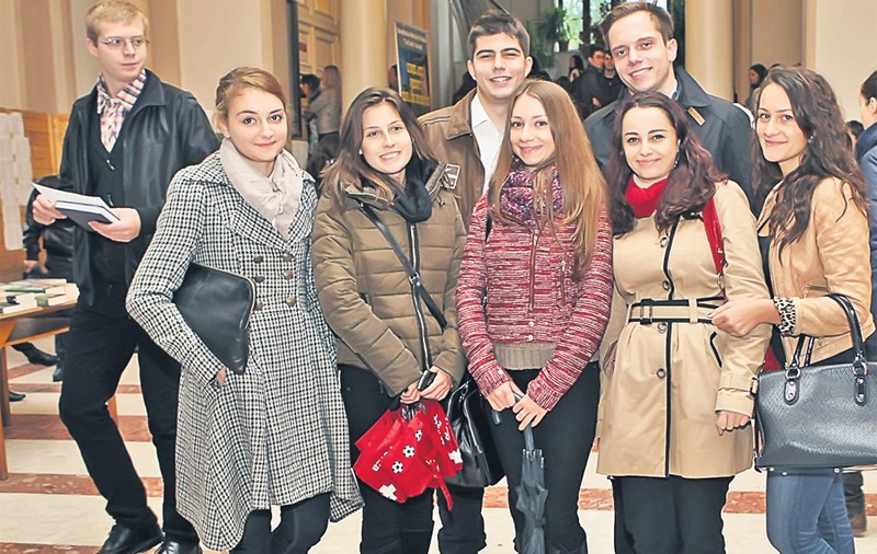 Universităţile şi-au deschis ieri porţile. «Bobocii» de la Medicină au gânduri mari: "Vreau în America. Un doctor câştigă 600.000 $/an"