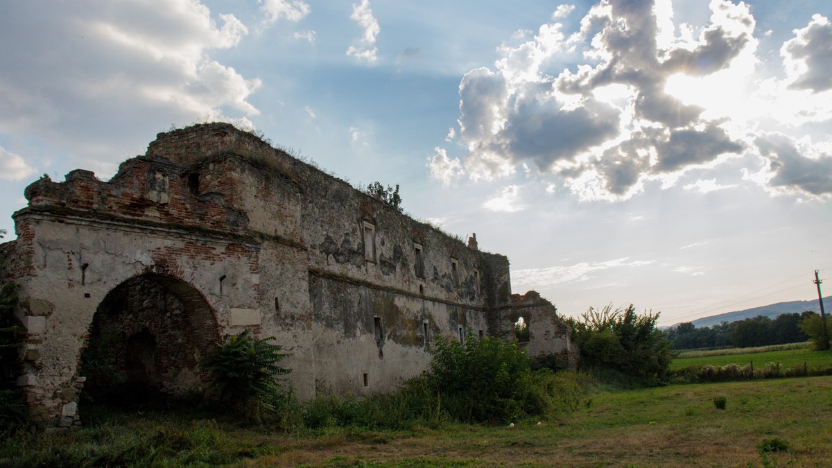 Castelul Martinuzzi, o ruină plină de legende care stă să dispară