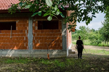 Ali se plimbă cu bastonul în grădină, unde se află viitoarea casă a bunicilor ei | Foto Oana Brîndușe