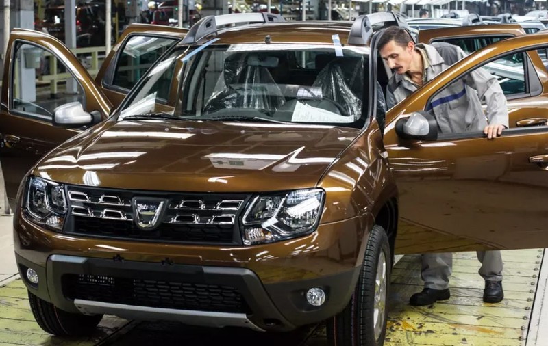 Dacia anunţă "concedieri voluntare". Angajaţii care se oferă să plece pot primi până la 40.000 de euro