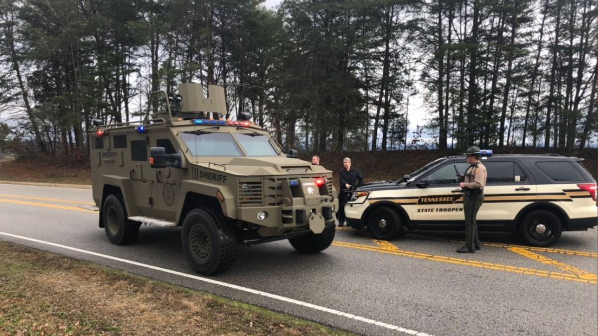Un suspect a deschis focul la o bază aeriană din Tennessee. Zeci de polițiști și vehicule blindate, la fața locului