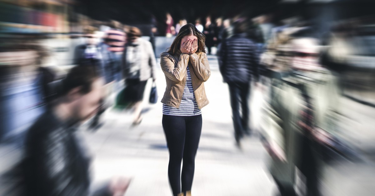 Cum să scapi de frică şi de anxietate în mod natural - Imagine cu o tânără care are un atac de panică în public.