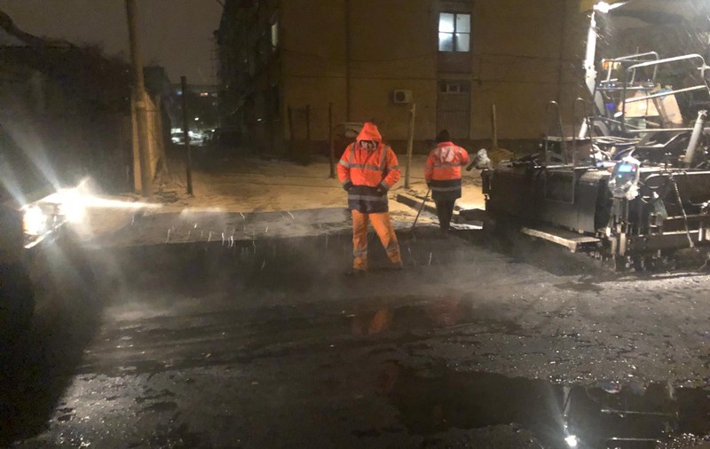 VIDEO VIRAL | Imaginile zilei vin din Craiova. Drumarii au asfaltat o stradă în timp ce ningea abundent!