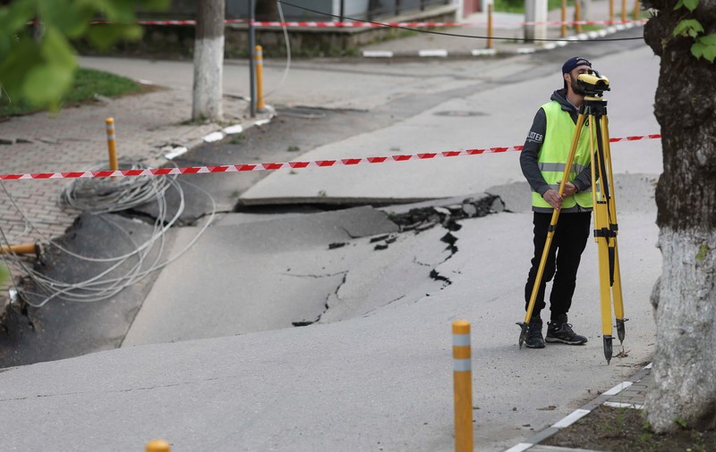 Ultimele detalii despre strada surpată din Slănic. Care este principala cauză a prăbușirii. Anunțul prefectului