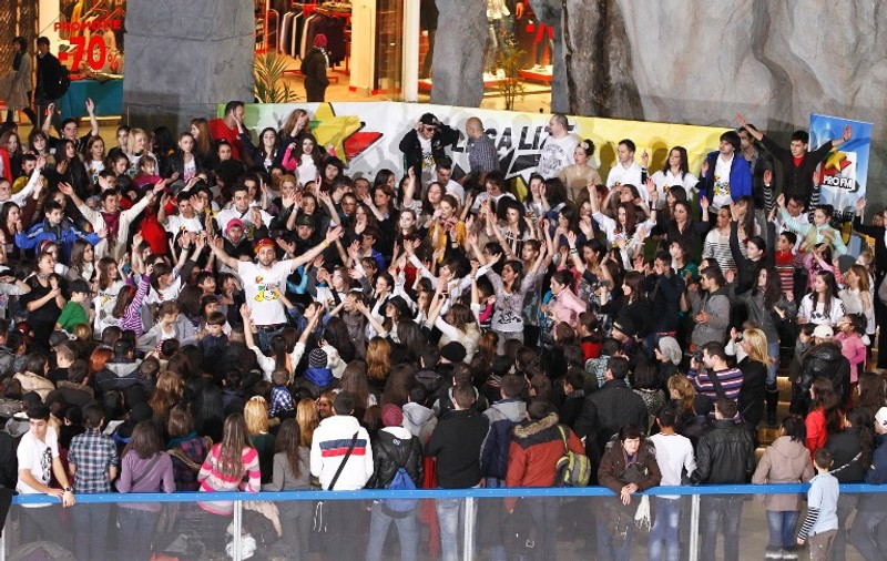 300 de oameni au dansat alături de CRBL