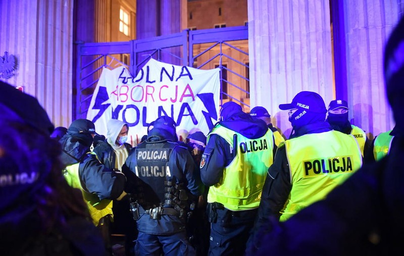FOTO | Ciocniri între poliţie şi manifestanţi la Varșovia. Aceștia au protestat față de limitarea dreptului la avort﻿