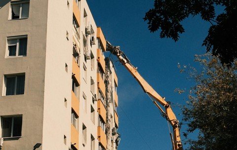 Locatarii privesc demolarea blocului afectat de explozie. Sursă foto: Facebook /Ionuț Petianu.