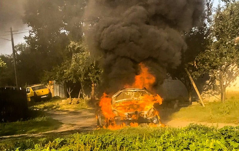 Incident pe o șosea din Giurgiu. Un autoturism a ars în totalitate după ce a luat foc în trafic