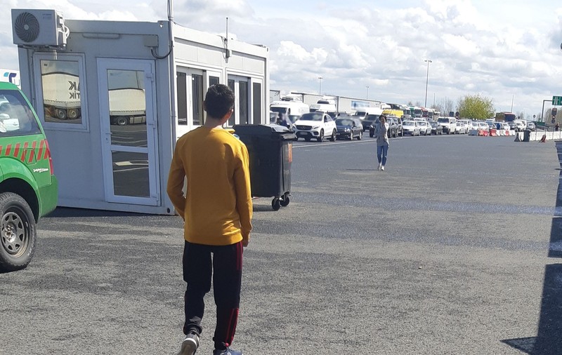 Un copil român a fost uitat într-o parcare din Ungaria, în timp ce se întorcea cu mama sa din Italia